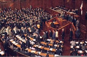 (1)Lower house clears 81.79 tril. yen FY 2003 budget